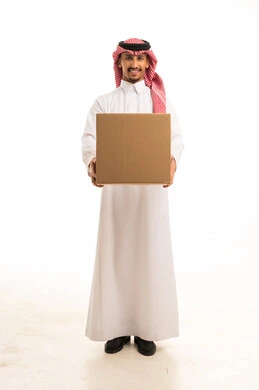 رجل سعودي يحمل صندوق شحن كرتوني خلفية بيضاء