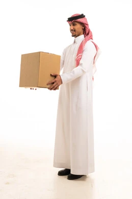 رجل سعودي يحمل صندوق شحن على خلفية بيضاء