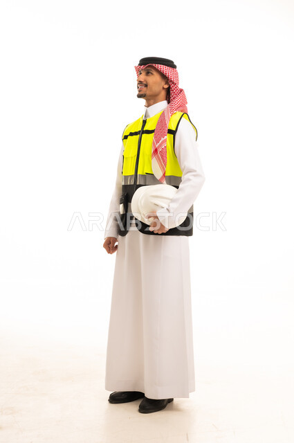 مهندس سعودي يرتدي سترة سلامة وخوذة