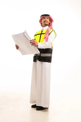 مهندس سعودي يمسك مخططات هندسية بخلفية بيضاء