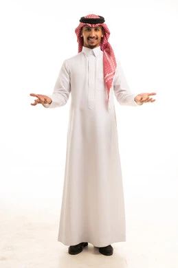 رجل سعودي بالزي التقليدي يرحب بحركة يدين بخلفية بيضاء