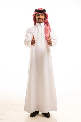 رجل سعودي بالزي التقليدي يشير بالإبهام للأعلى