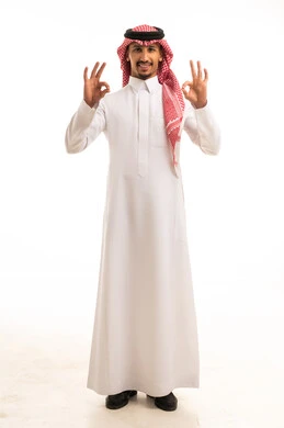 رجل سعودي بالثوب التقليدي يشير بعلامة التمام