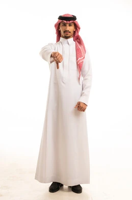 رجل سعودي بالثوب التقليدي يشير بعدم الإعجاب