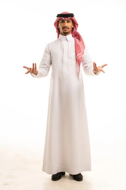 رجل سعودي بالثوب والشماغ التقليدي مع إيماءة يد