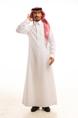 رجل سعودي بالزي التقليدي على خلفية بيضاء