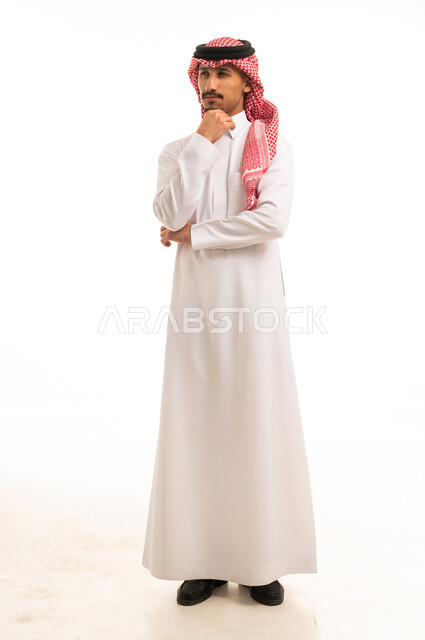 رجل سعودي بالثوب التقليدي والشماغ الأحمر