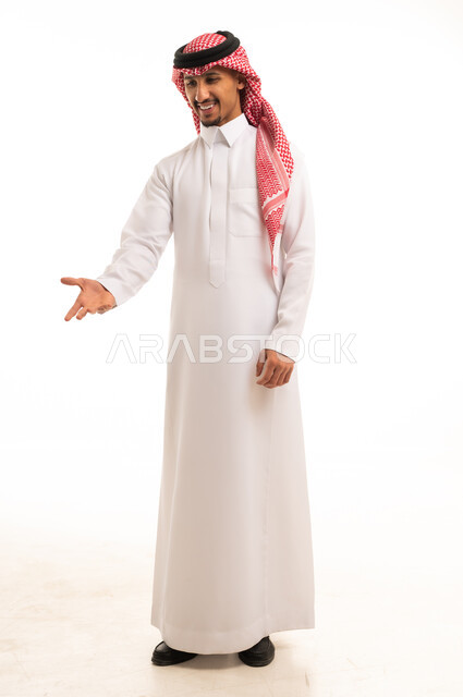 رجل سعودي بالثوب التقليدي يشير بيده خلفية بيضاء