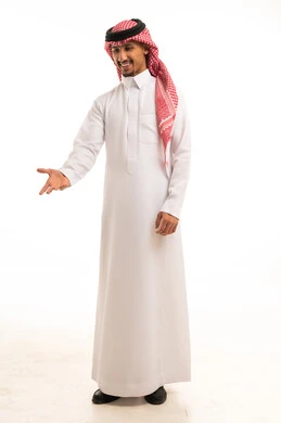 رجل سعودي بالثوب التقليدي يشير بيده خلفية بيضاء