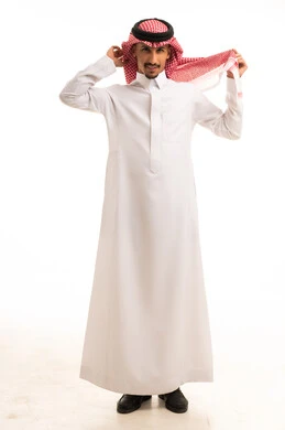 رجل سعودي بالثوب التقليدي والشماغ في الاستوديو