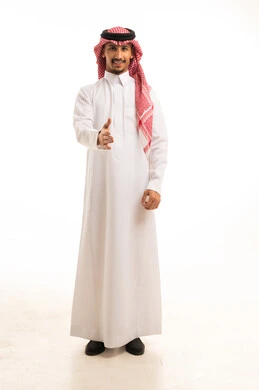رجل سعودي بالثوب التقليدي يمد يده للمصافحة