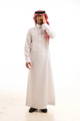 رجل سعودي باللباس التقليدي يغطي عيناً واحدة