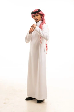 شاب سعودي بالزي التقليدي بوضعية قتالية خلفية بيضاء
