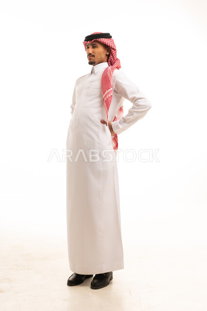 رجل سعودي بالزي التقليدي الثوب والشماغ بخلفية بيضاء