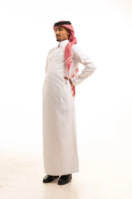 رجل سعودي بالزي التقليدي الثوب والشماغ بخلفية بيضاء