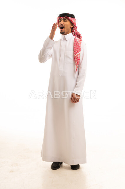 رجل سعودي بالثوب التقليدي يتثاءب بخلفية بيضاء