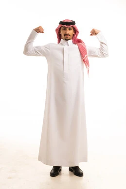 رجل سعودي بالزي التقليدي يستعرض عضلاته في الاستوديو