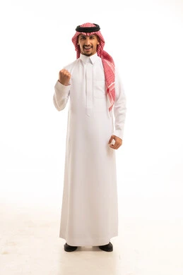 رجل سعودي بالزي التقليدي وإيماءة النجاح