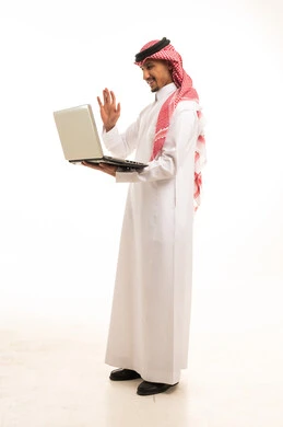 رجل سعودي مع كمبيوتر محمول في مكالمة فيديو
