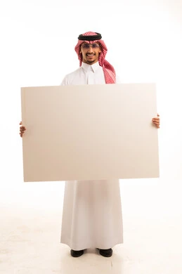 رجل سعودي بالزي التقليدي يحمل لوحة بيضاء فارغة