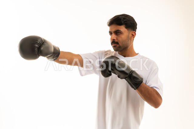 رجل سعودي يمارس الملاكمة في الاستوديو
