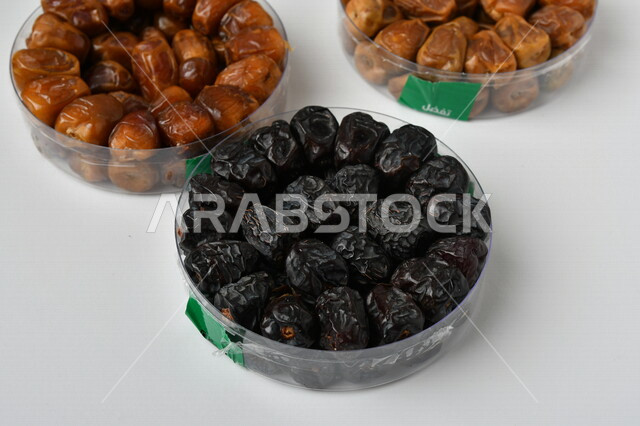 Picture of dishes and varieties of healthy dates, a meal with a high nutritional value, Ramadan hospitality, types of healthy and delicious dates