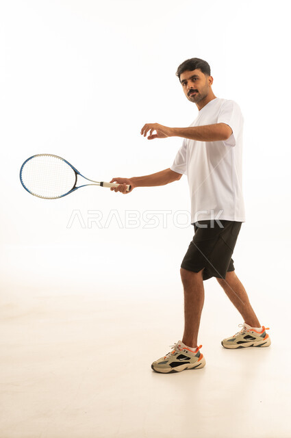 رجل سعودي يلعب التنس في الاستوديو