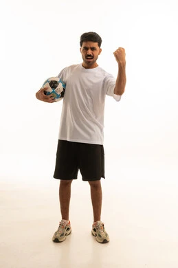 لاعب كرة قدم سعودي يحتفل بالفوز في الاستوديو