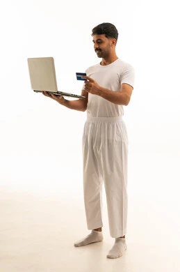 رجل سعودي يقوم بالدفع الإلكتروني باستخدام لابتوب وبطاقة رجل سعودي يقوم بالدفع الإلكتروني باستخدام لابتوب وبطاقة