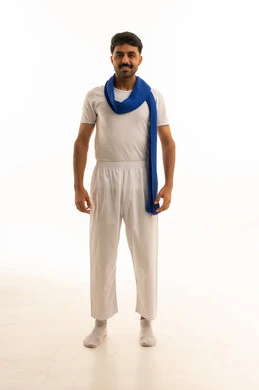 رجل سعودي بملابس داخلية ووشاح أزرق