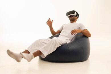 Saudi Man in Thobe Using Virtual Reality Headset