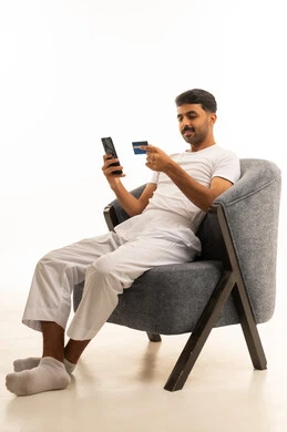 رجل سعودي يستخدم بطاقة الائتمان والهاتف للتسوق