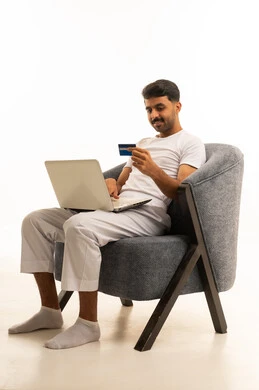 رجل سعودي يستخدم اللابتوب وبطاقة الائتمان في الاستوديو