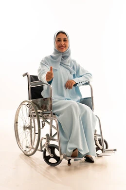 امرأة إماراتية على كرسي متحرك ترفع إبهامها
