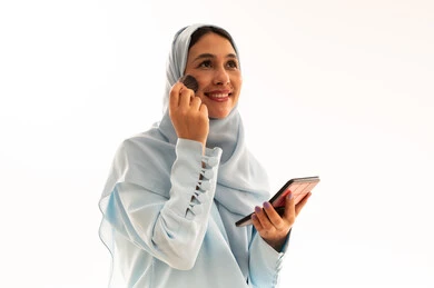 امرأة عربية تضع المكياج بالحجاب والعباءة