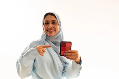 امرأة إماراتية مع لوحة مكياج على خلفية بيضاء