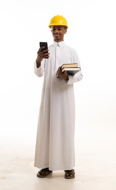 مهندس سعودي بالثوب الأبيض يحمل كتباً وهاتف