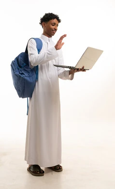 شاب سعودي يحمل حاسوب محمول وحقيبة ظهر خلفية بيضاء