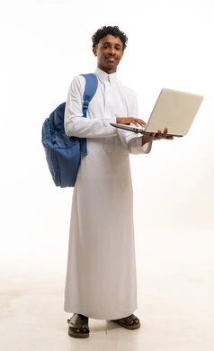 طالب سعودي بالثوب التقليدي يحمل جهاز محمول