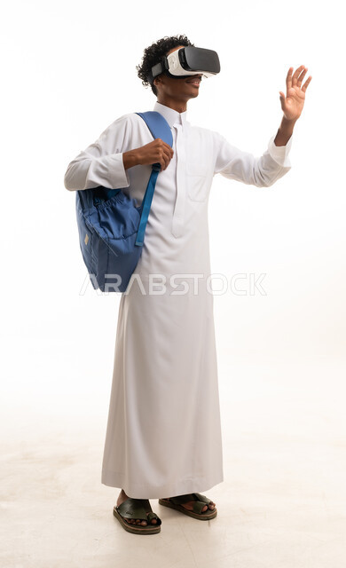 رجل سعودي بالثوب ونظارة واقع افتراضي بخلفية بيضاء