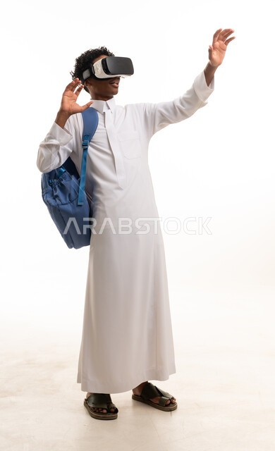 رجل سعودي بالثوب يستخدم نظارة الواقع الافتراضي