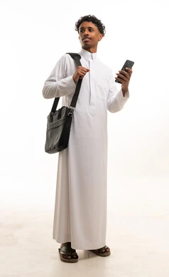 شاب سعودي بالثوب الأبيض يحمل هاتف ذكي خلفية بيضاء