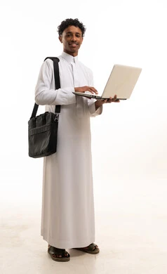 شاب سعودي بالثوب التقليدي يحمل جهاز محمول