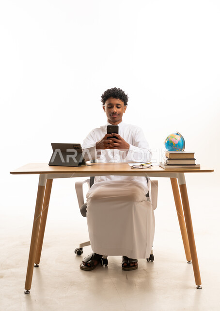 طالب سعودي يستخدم الهاتف الذكي في الدراسة