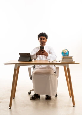 طالب سعودي يستخدم الهاتف الذكي في الدراسة