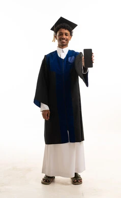 خريج سعودي يحمل هاتفاً ذكياً على خلفية بيضاء