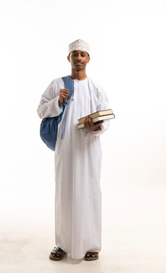 طالب عماني بالزي التقليدي يحمل كتباً دراسية بخلفية بيضاء