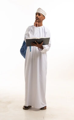 طالب عماني يفكر مع كتاب مفتوح بخلفية بيضاء