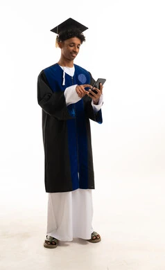 خريج سعودي يستخدم الهاتف الذكي بخلفية بيضاء