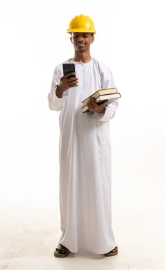 مهندس عماني يحمل كتباً وهاتفاً ذكياً بخلفية بيضاء